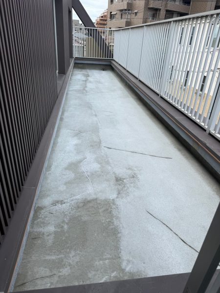 マンションバルコニー雨漏り防水工事のビフォー写真