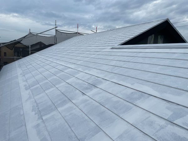 屋根下塗り施工中の写真